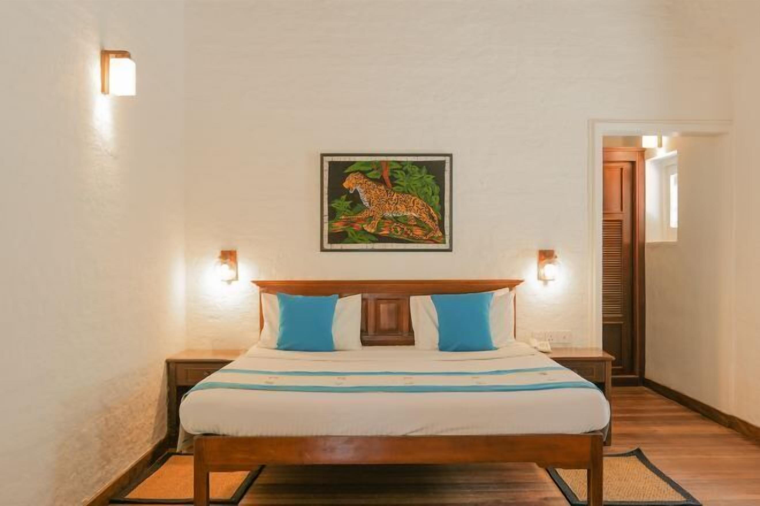 Frigobar, cofres nos quartos, escrivaninha, cortinas blackout