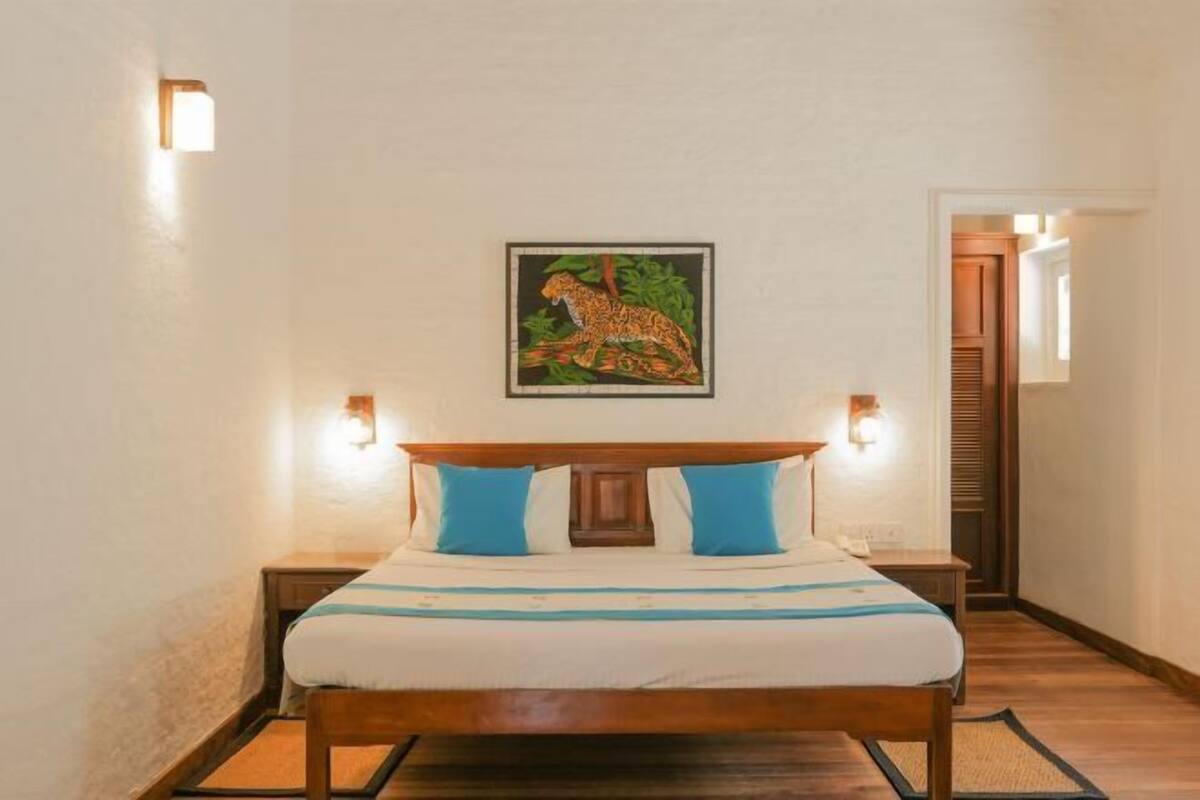 Frigobar, cofres nos quartos, escrivaninha, cortinas blackout