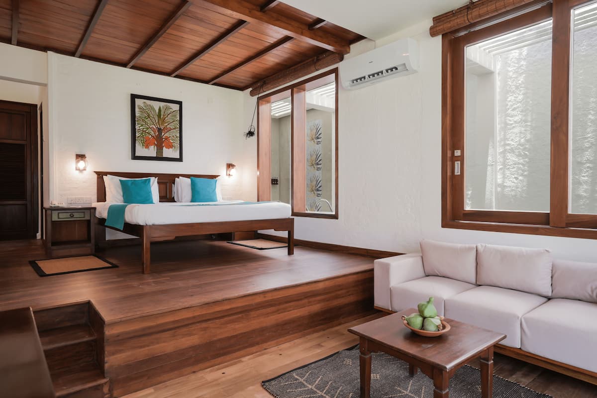 Luxury Villa | Minibar, in-room safe, desk, blackout drapes