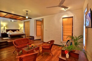 Minibar, caja de seguridad en la habitación y escritorio