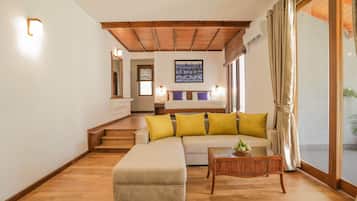 Minibar, caja de seguridad en la habitación y escritorio