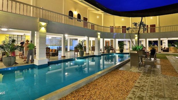 Outdoor pool, an infinity pool, pool loungers - Hibiscus Beach Hotel And Villas (Wadduwa)