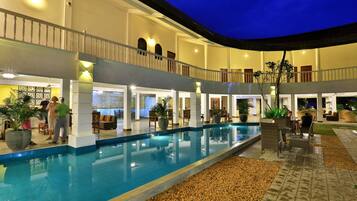 Outdoor pool, an infinity pool, pool loungers