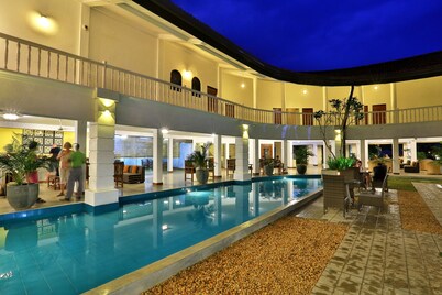 Hibiscus Beach Hotel And Villas