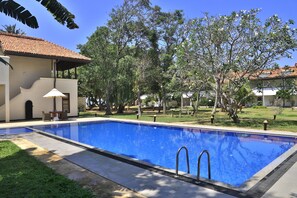 Außenpool, Infinity-Pool, Liegestühle