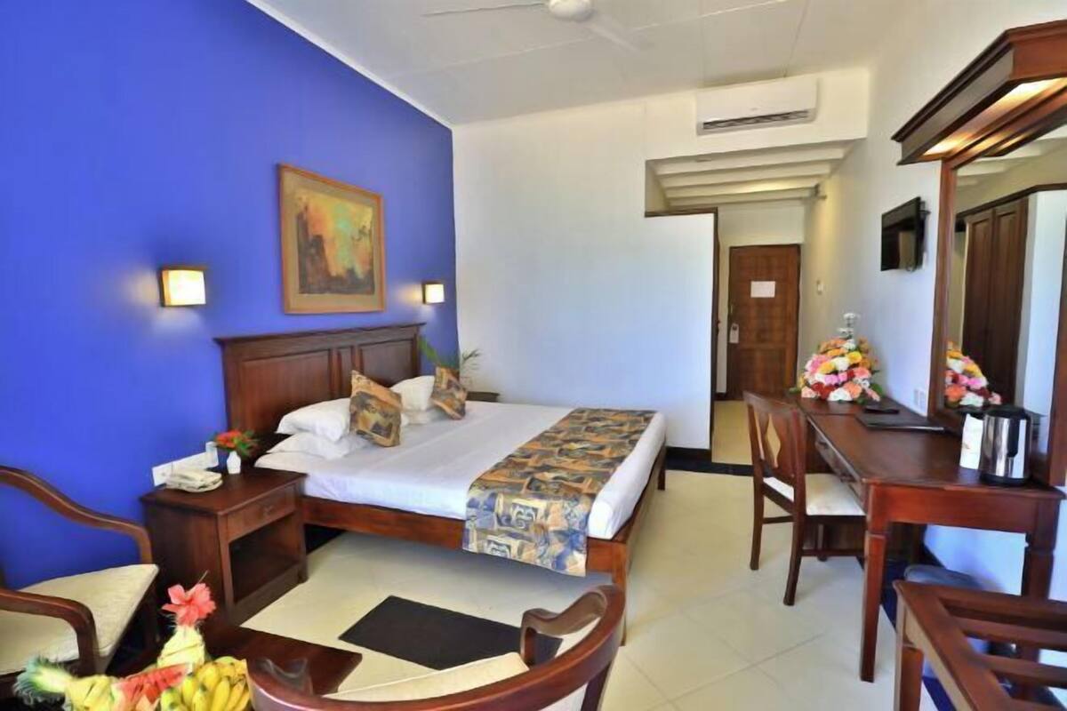 Frigobar, cofres nos quartos, escrivaninha, cortinas blackout