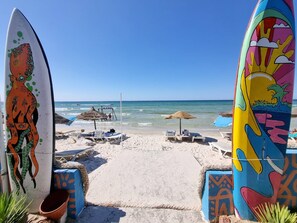 Plage, chaises longues, parasols, beach-volley
