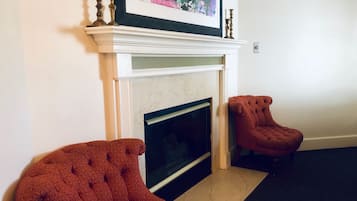 Superior Double Room, 1 Queen Bed, Private Bathroom | 1 bedroom, iron/ironing board, free WiFi, bed sheets
