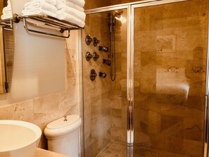 Double Room, 1 Queen Bed, Private Bathroom | Bathroom