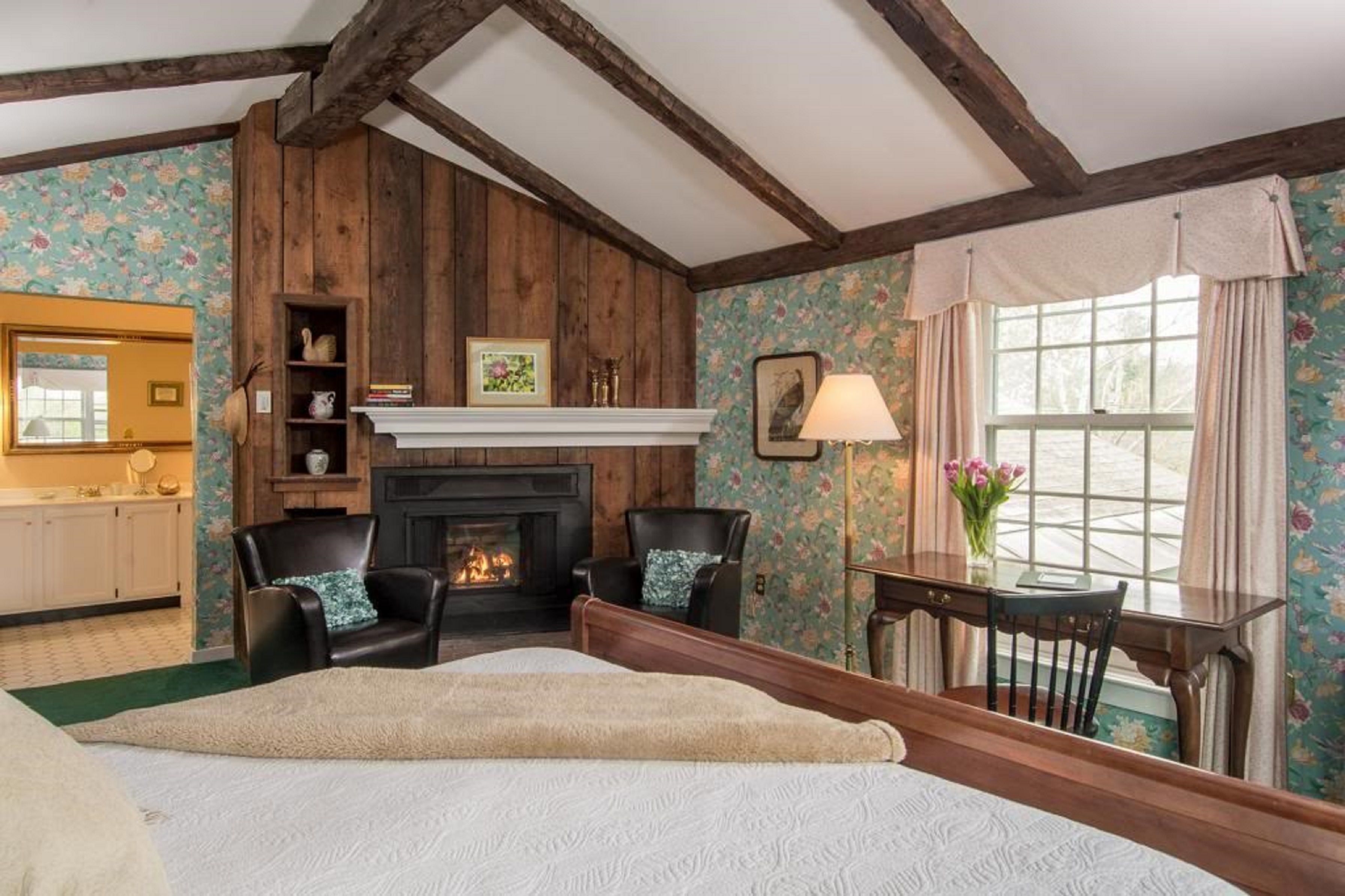 King Fireplace Room | Premium bedding, pillow-top beds, minibar, desk