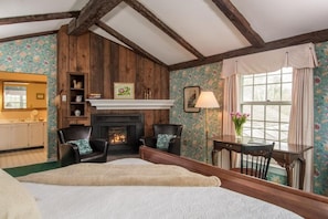 King Fireplace Room | Premium bedding, pillowtop beds, minibar, desk - Chesterfield Inn (West Chesterfield)