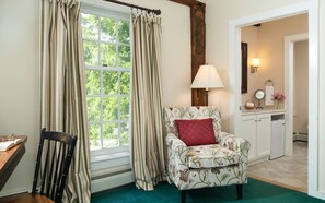 Standard King Room | Bathroom | Combined shower/tub, designer toiletries, hair dryer, bathrobes - Chesterfield Inn (West Chesterfield)