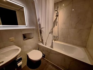 Kostenlose Toilettenartikel, Haartrockner, Handtücher