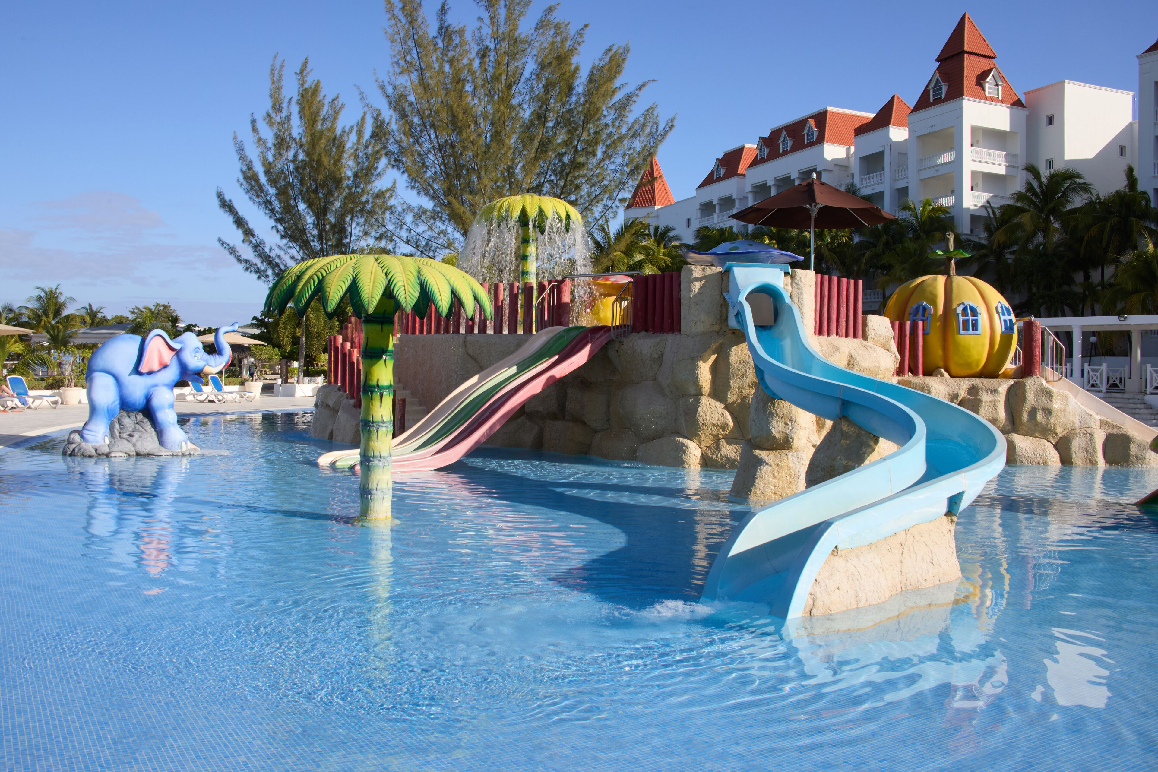 Un parc aquatique avec des toboggans et une piscine.