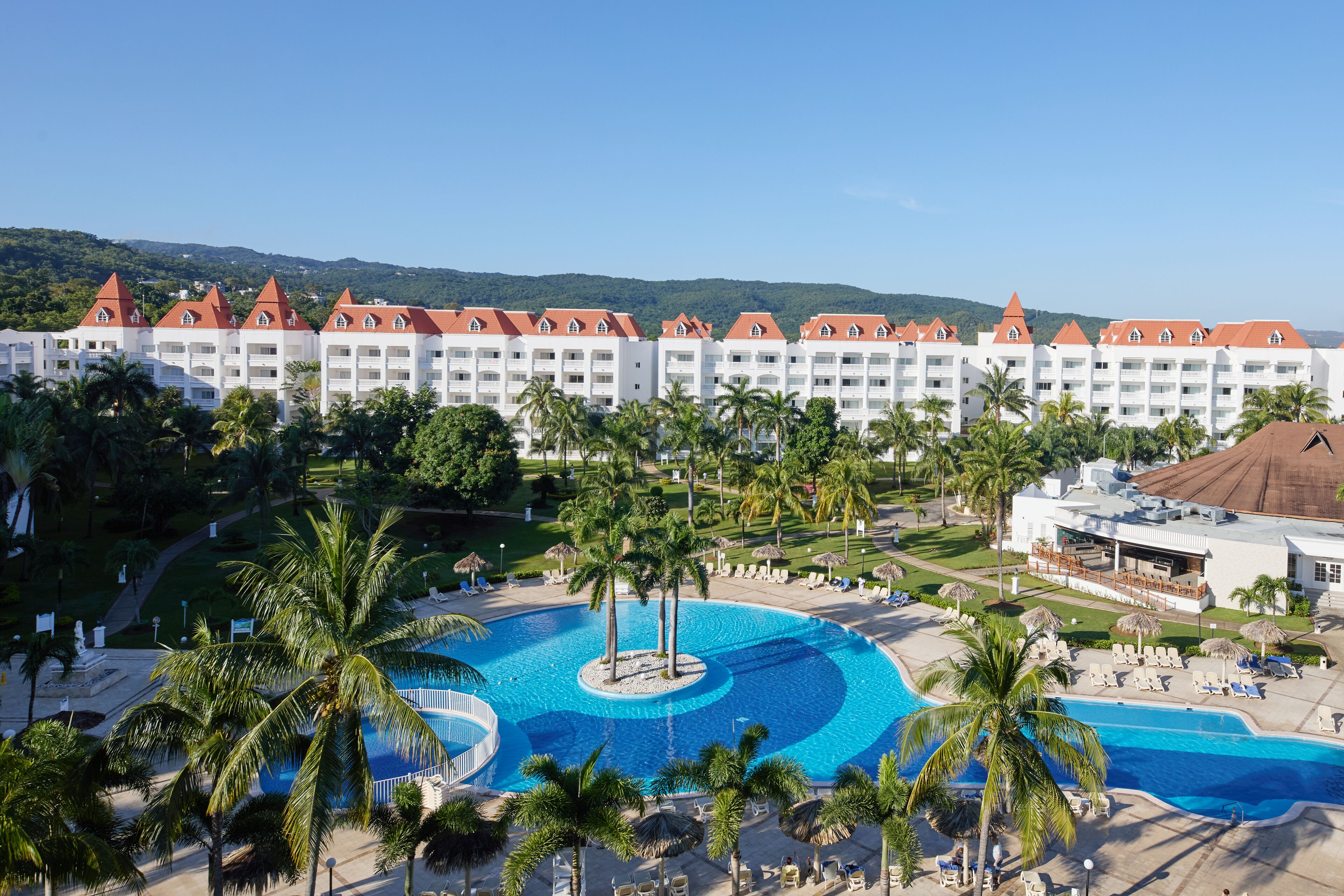 3 outdoor pools, pool umbrellas, sun loungers