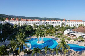 3 piscines extérieures, parasols de plage, chaises longues