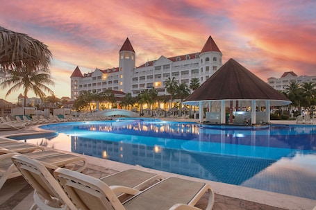 10 bares, bar en la piscina, bar junto a la piscina, bar en la playa