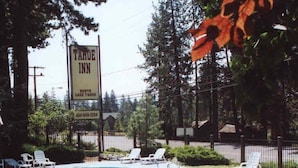 Een zwembadgedeelte met ligbedden en een bordje voor Tahoe Inn.