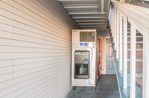 ตู้ขายสินค้าแบบหยอดเหรียญ