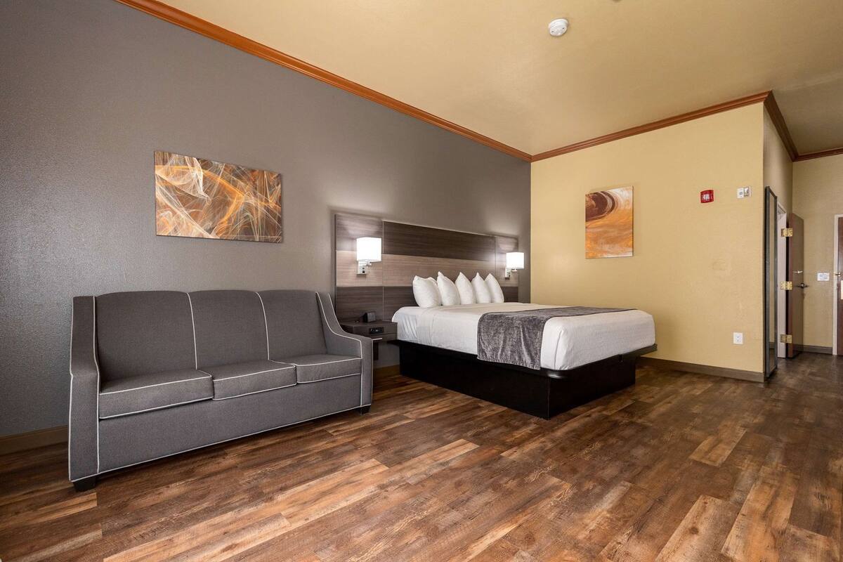 Desk, laptop workspace, iron/ironing board, rollaway beds