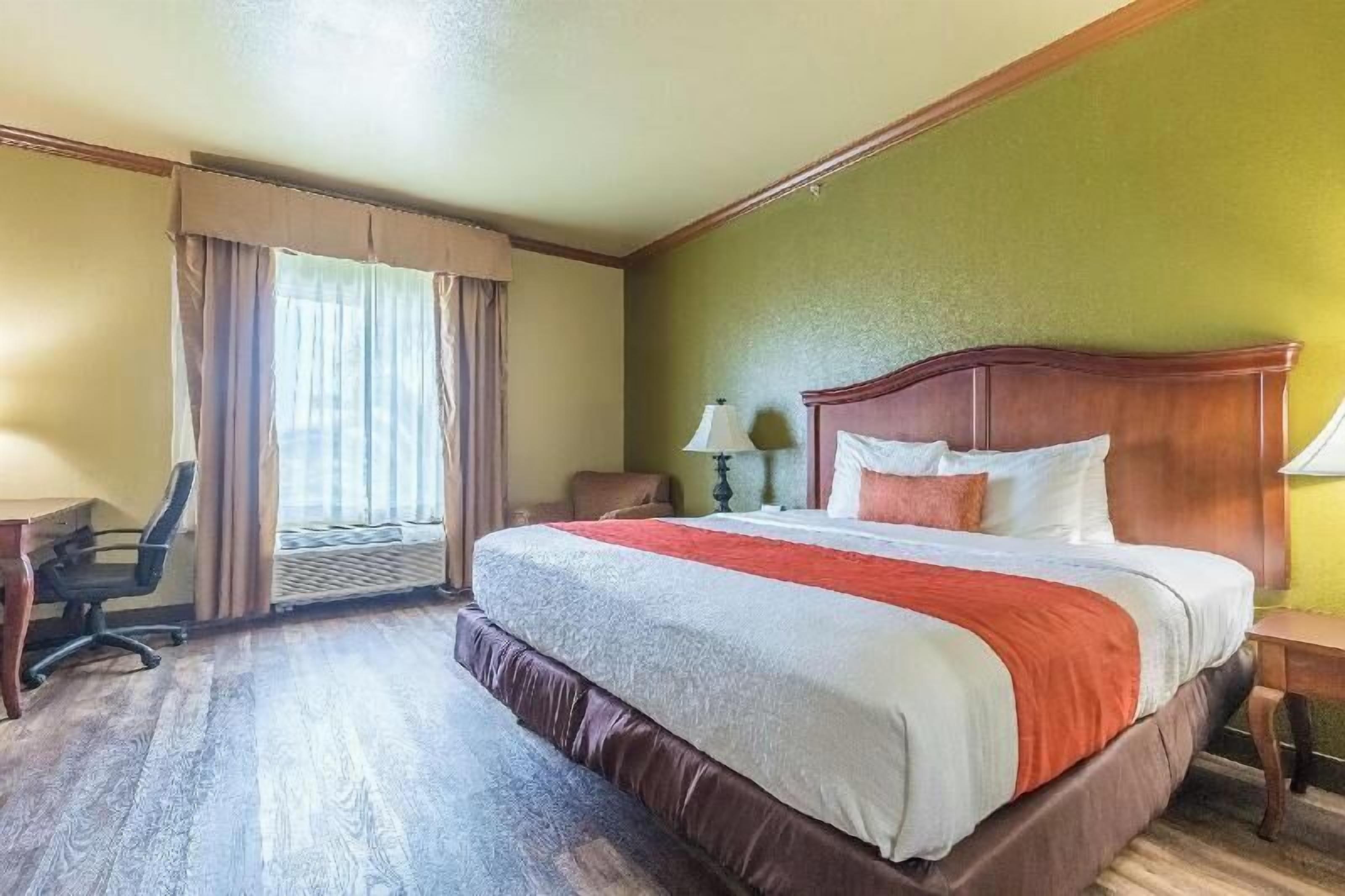 Desk, laptop workspace, iron/ironing board, rollaway beds