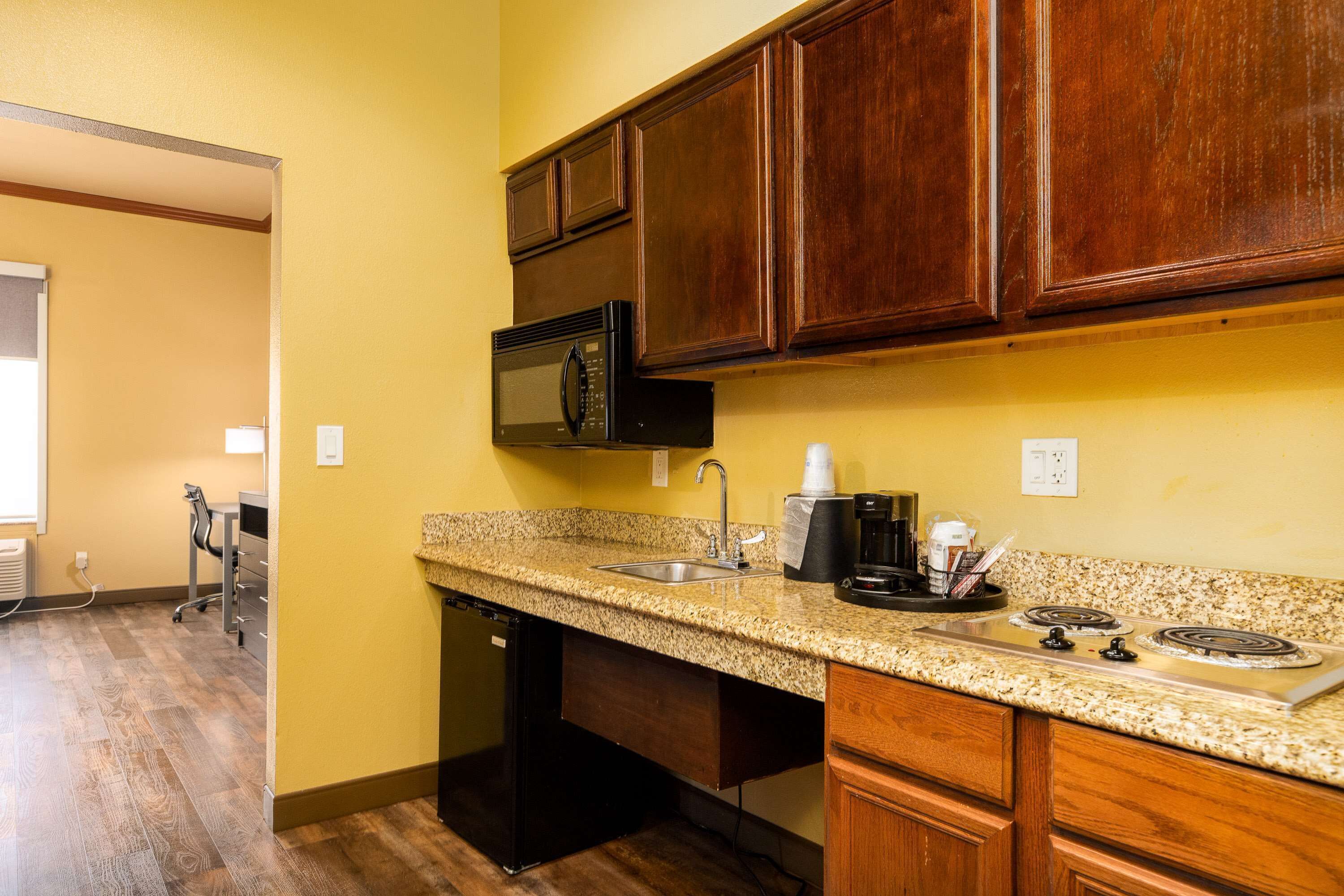 suite, multiple beds, non smoking, kitchenette (with sofabed) | private kitchen | mini-fridge, microwave, coffee/tea maker