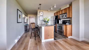 Suite, 2 habitaciones | Cocina privada | Microondas, placa de cocina, lavavajillas y cafetera o tetera