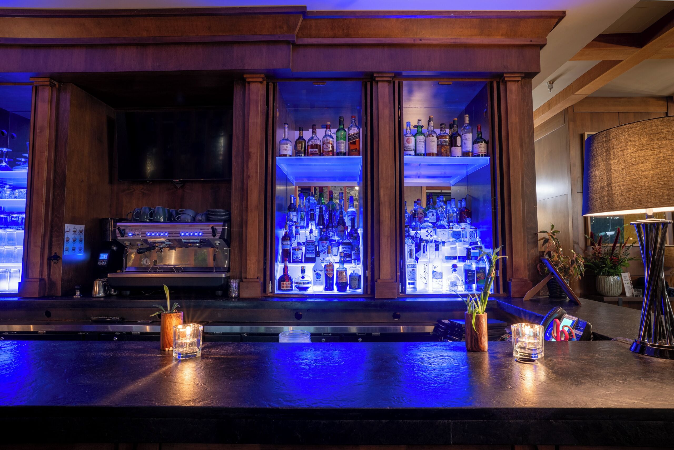 lobby lounge, garden views, open daily