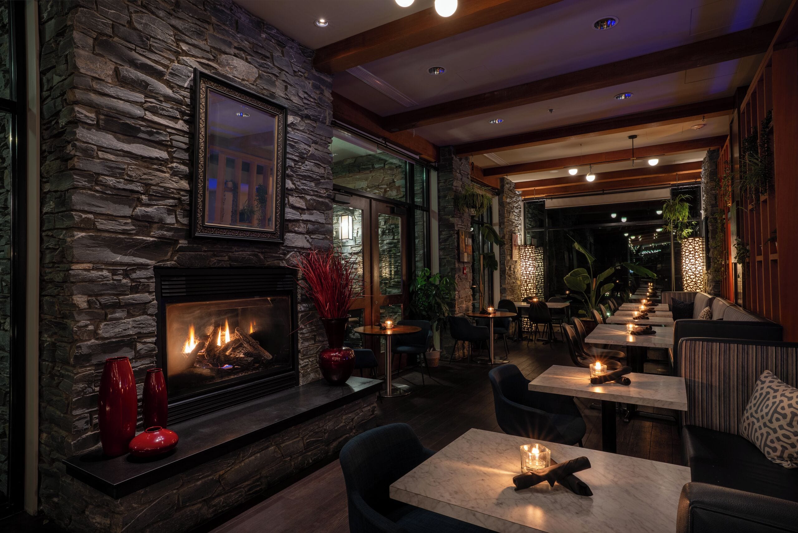 Frukost och lunch serveras, med utsikt mot trädgården 