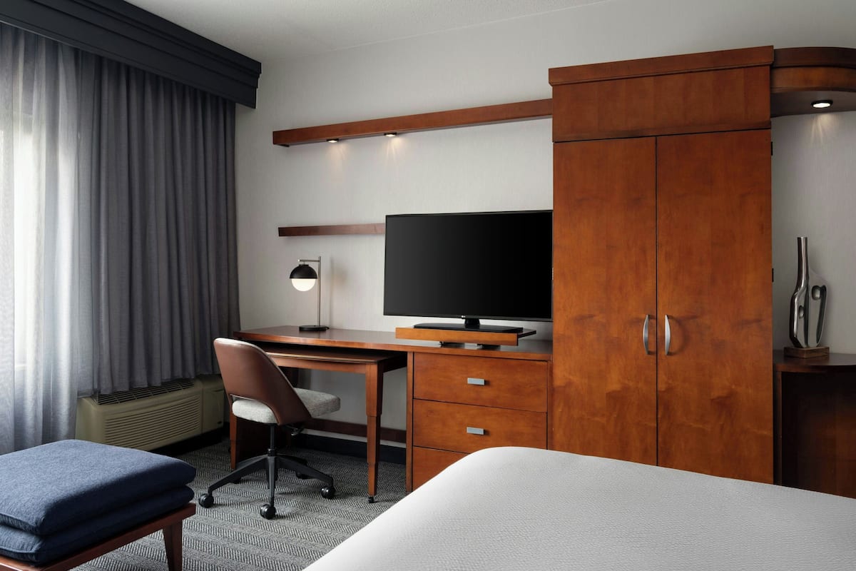 Zimmer, 1 King-Bett und Schlafsofa | Hochwertige Bettwaren, Pillowtop-Betten, Zimmersafe, Schreibtisch