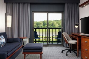 Suite, 1 habitación, balcón | Sala de estar | Smart TV de 32 pulgadas con canales premium, una televisión