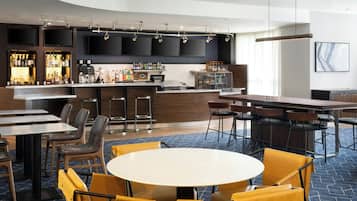 S'hi serveixen esmorzars, dinars, sopars i plats de cuina americana