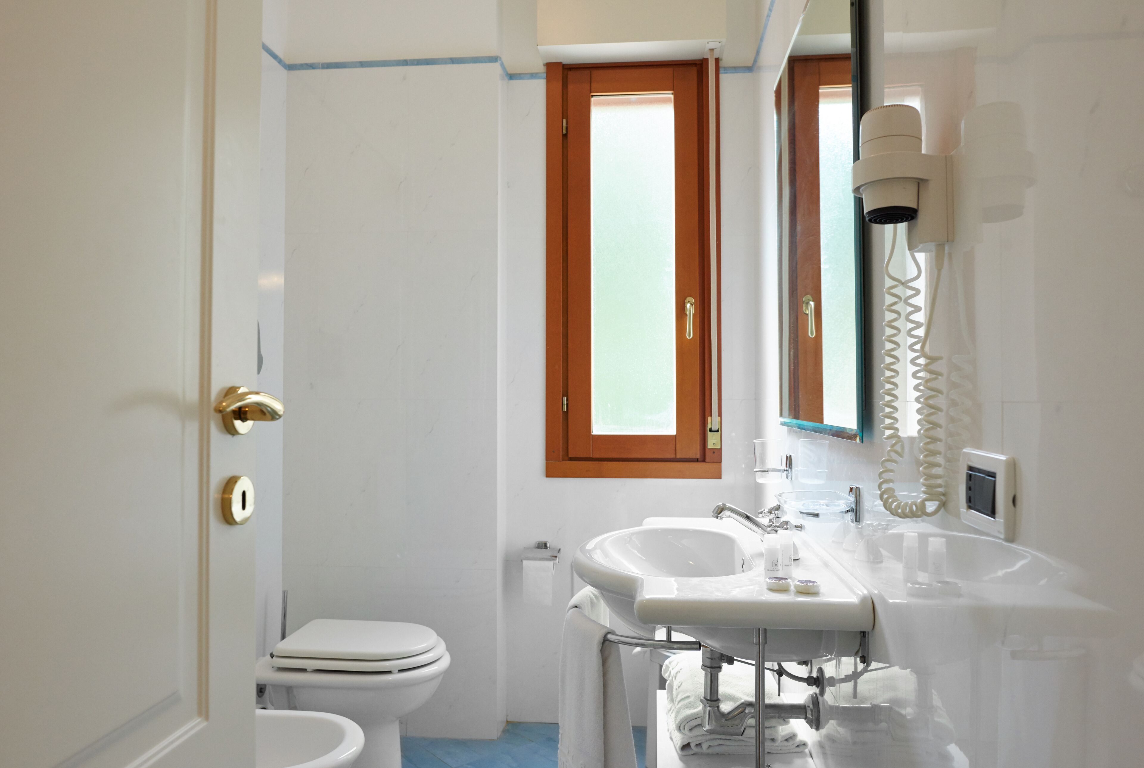 shower, rainfall showerhead, free toiletries, hair dryer