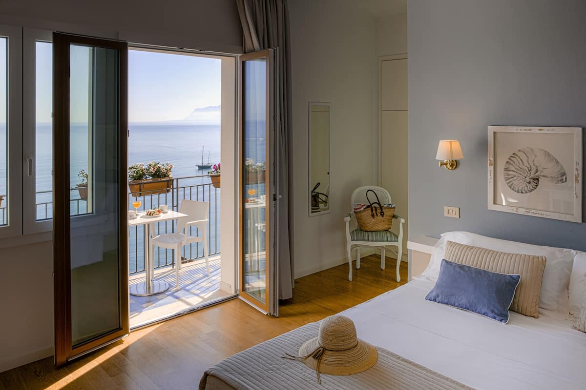 superior double room single use, balcony, sea view | down duvets, minibar, in-room safe, desk
