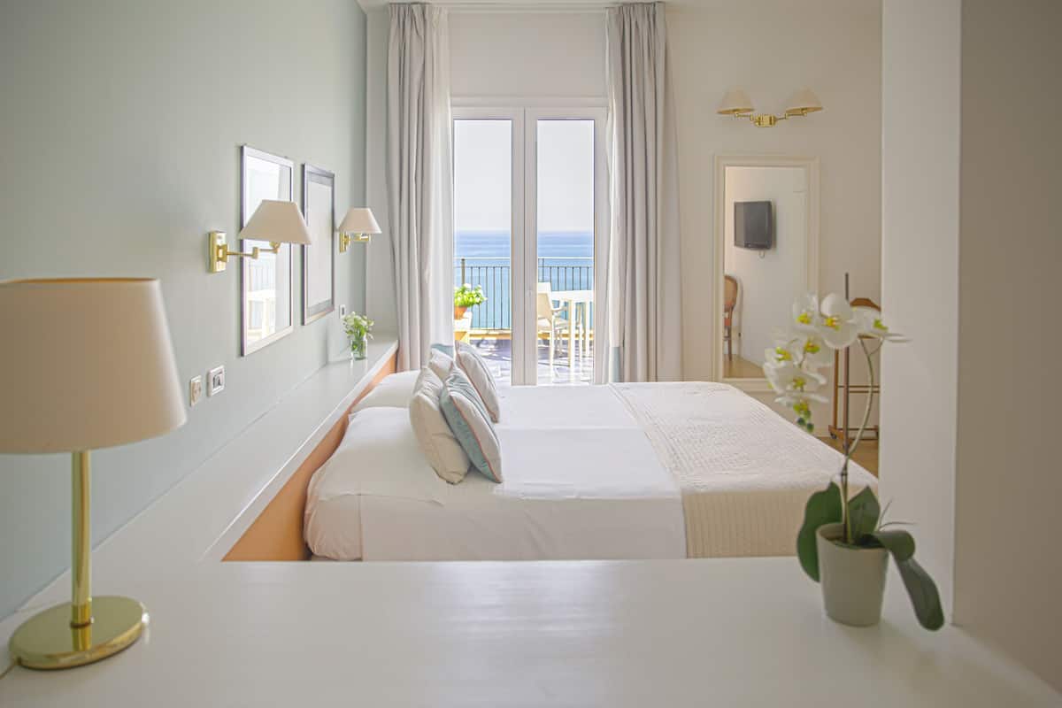 junior suite | down duvets, minibar, in-room safe, desk