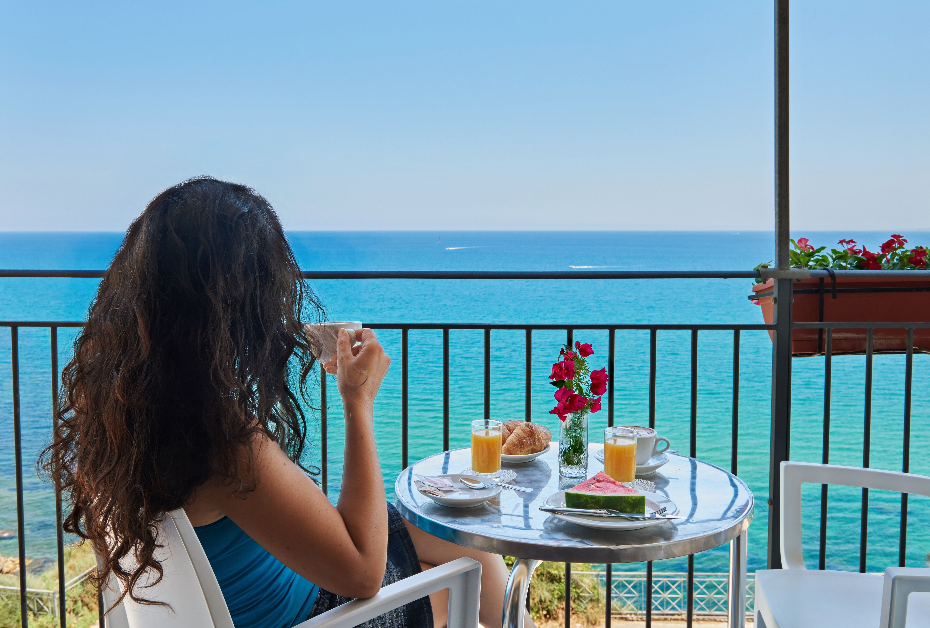 superior double room single use, balcony, sea view | down duvets, minibar, in-room safe, desk