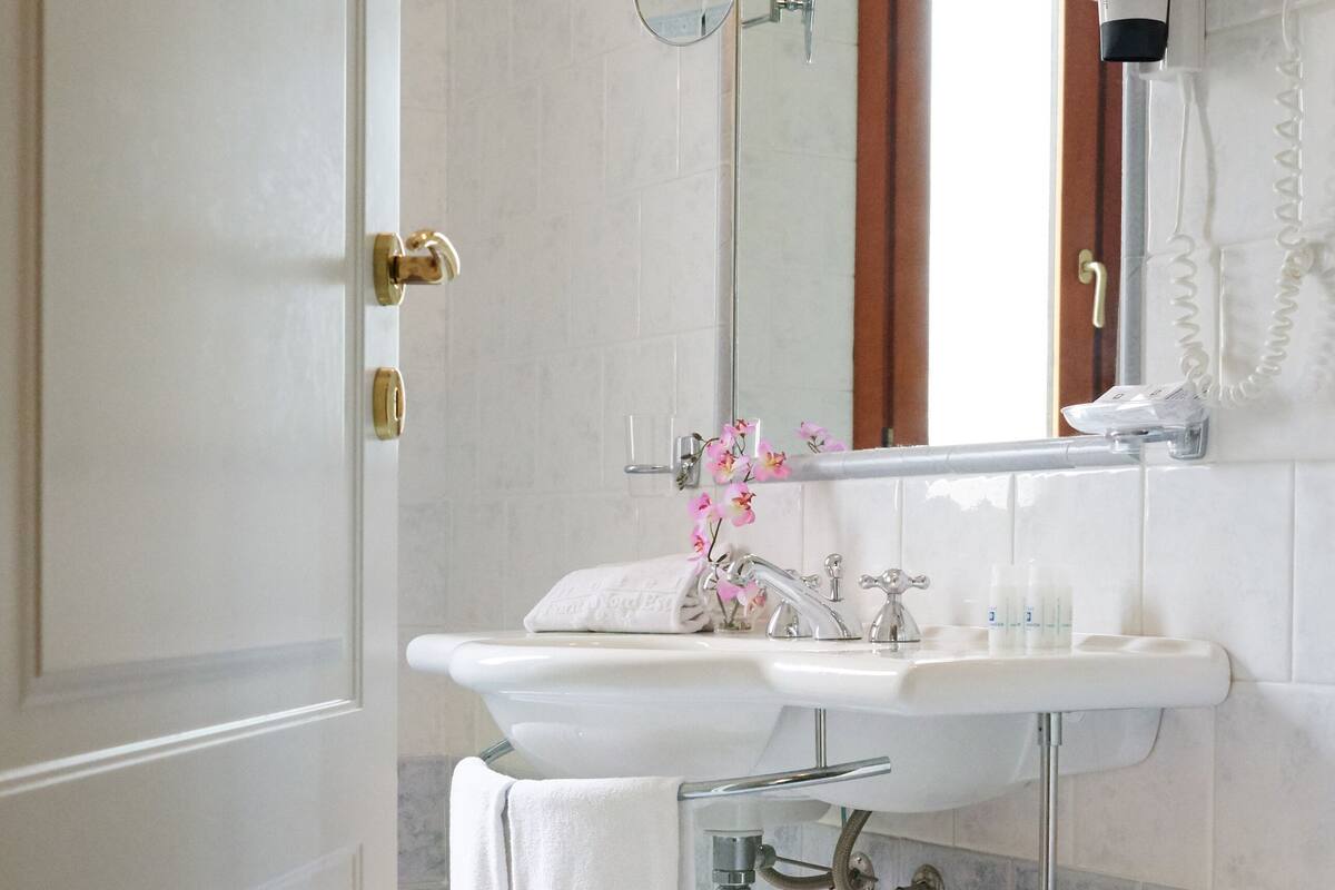 suite, sea view | bathroom | shower, rainfall showerhead, free toiletries, hair dryer