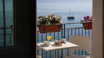 Daunenbettdecken, Minibar, Zimmersafe, Schreibtisch