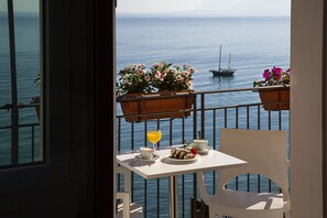 Down duvets, minibar, in-room safe, desk - Hotel Punta Nord - Est (Castellammare del Golfo)