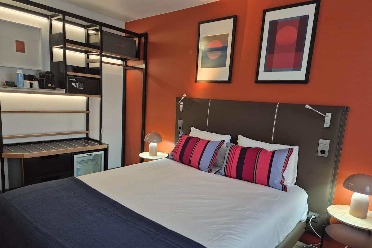 Caja de seguridad en la habitación, escritorio y cortinas blackout