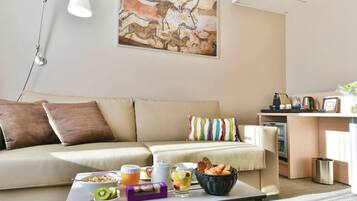 Daily continental breakfast (EUR 19.5 per person)