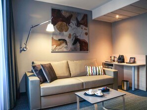 Een kluis op de kamer, een bureau, verduisterende gordijnen