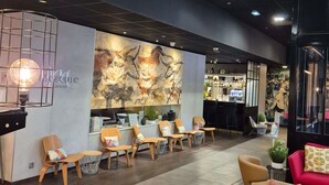 A hotel lobby with a reception desk, seating area, and bar. - Mercure Périgueux Centre (Périgueux)
