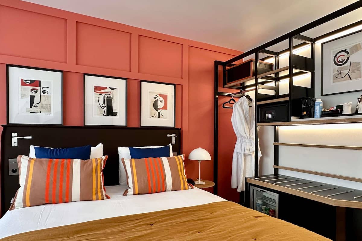 Caja de seguridad en la habitación, escritorio y cortinas blackout