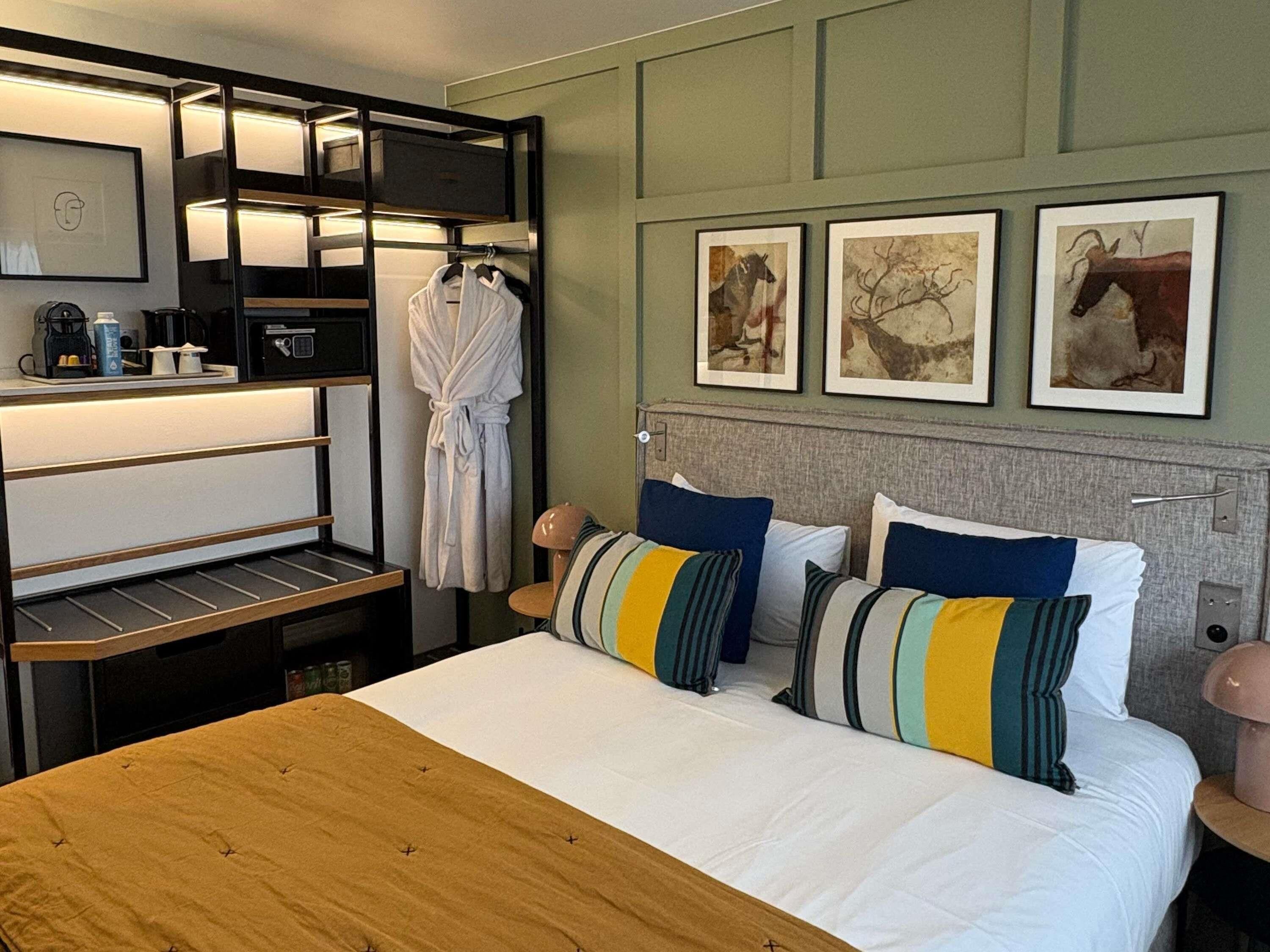 Caja de seguridad en la habitación, escritorio y cortinas blackout 