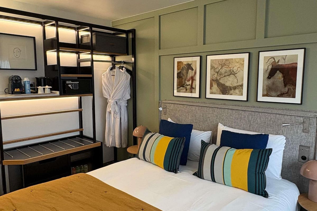 Caja de seguridad en la habitación, escritorio y cortinas blackout