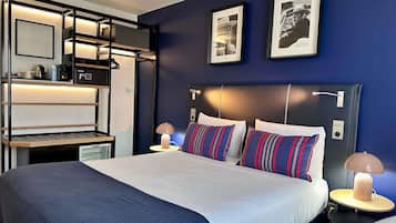 Habitación superior, 1 cama doble | Caja fuerte, escritorio, cortinas opacas y sistema de insonorización