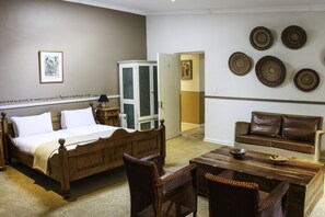 Hochwertige Bettwaren, Zimmersafe, individuell dekoriert