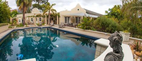 Außenpool, Sonnenschirme, Liegestühle