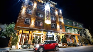 Front of property – evening/night - Garni Hotel Garson Lux (Novi Sad)